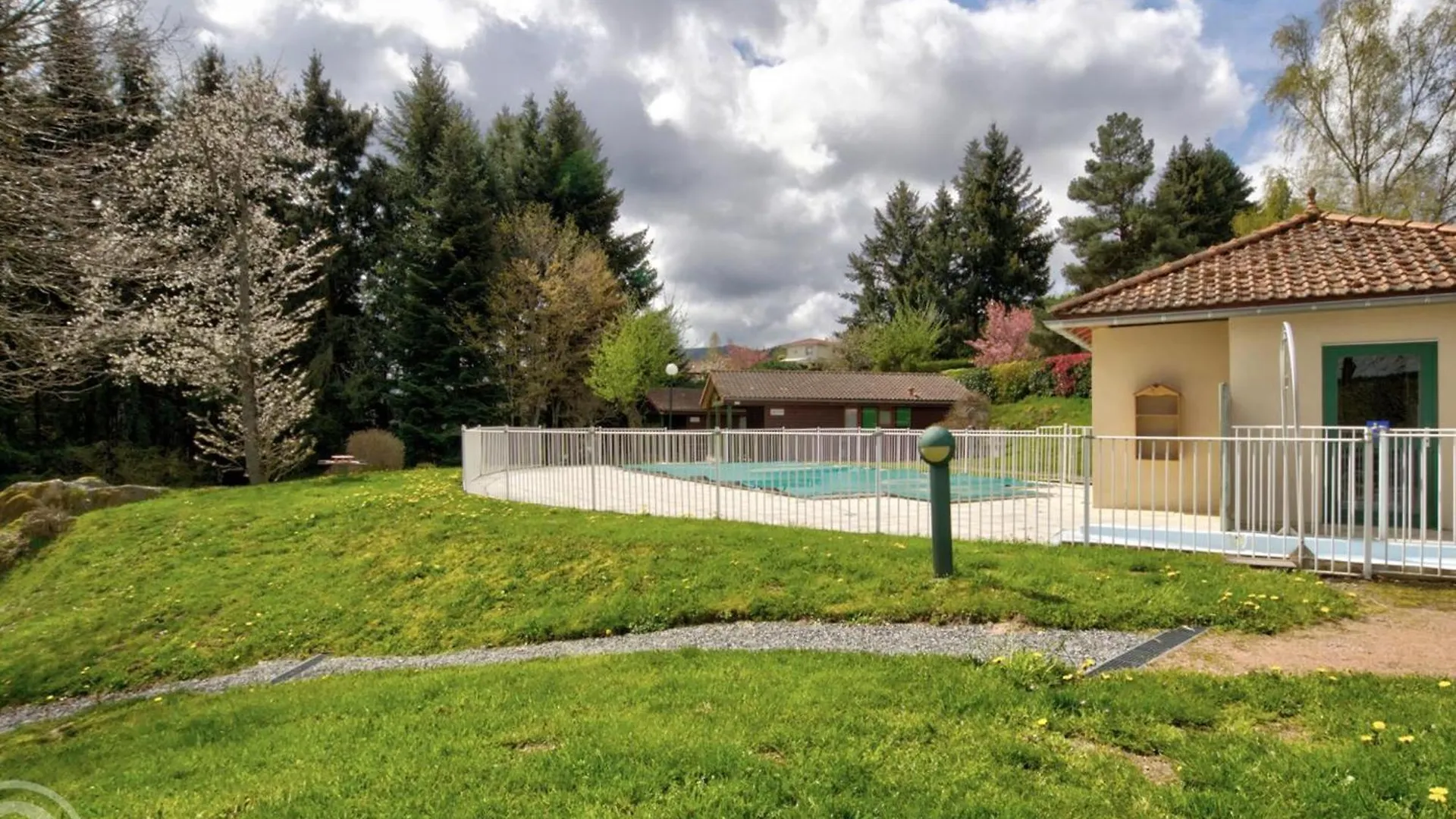 Chalet 35M² Pmr Avec Terrasse, 2 Chambres, Piscine, Activites De Plein Air, Animaux Acceptes - Fr-1-496-243 Saint-Rirand