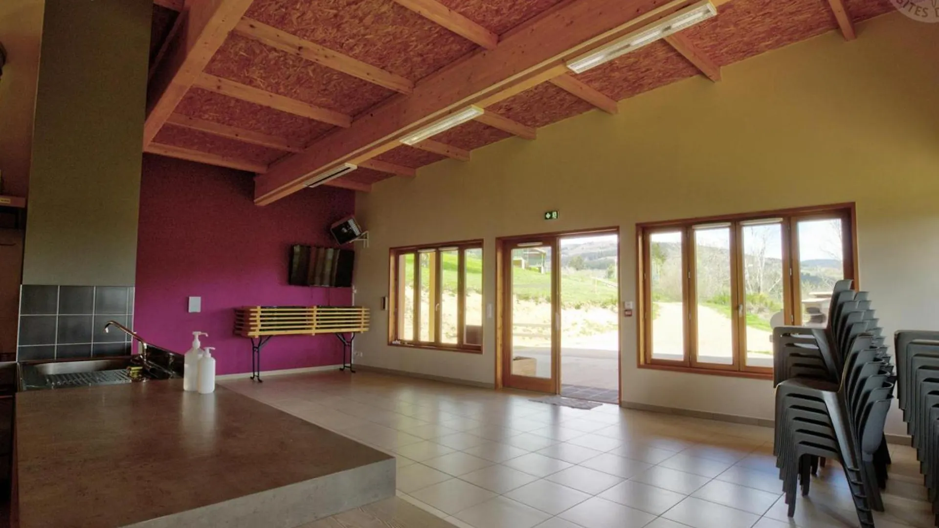 Casa vacanze Chalet 35M² Pmr Avec Terrasse, 2 Chambres, Piscine, Activites De Plein Air, Animaux Acceptes - Fr-1-496-243 Saint-Rirand